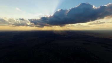 4 k hava manzara güzel günbatımı üzerinde küçük bir kasaba. Vadisi 4k üzerinde ilahi güneş ışığı hava atış