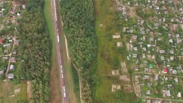 Comboio que atravessa o campo - vista aérea 4k — Vídeo de Stock