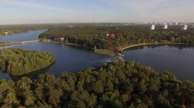 4 k hava manzara - uçuş Barajı ile yeşil şehir bölgeye yakın Nehri üzerinde