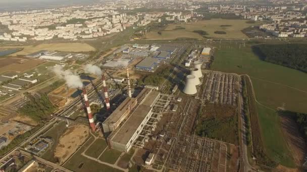 4k aerial strzał - Lot nad elektrowni z fajek w obszarze miasta - widok przemysłowych — Wideo stockowe