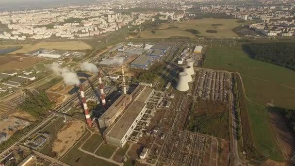 Tiro aéreo 4K - vuelo sobre planta de energía con pipas humeantes en el área de la ciudad - vista industrial — Vídeos de Stock