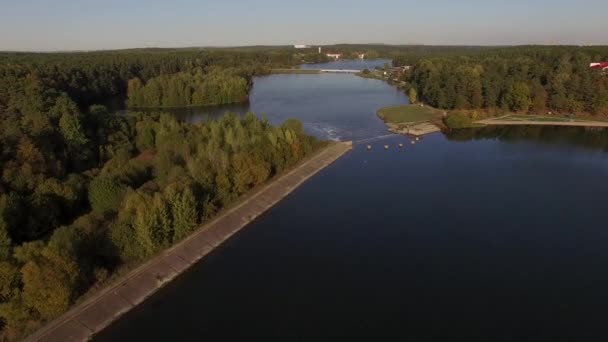 4 k luchtfoto - vlucht over rivier dam en brug weg — Stockvideo