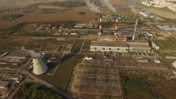 4k Luftaufnahme - Flug über Kraftwerk mit rauchenden Pfeifen und einem Dorf in der Nähe - Industrielle Ansicht — Stockvideo