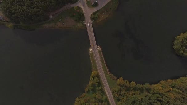 Vista aérea 4K - puente de carretera sobre el río — Vídeos de Stock