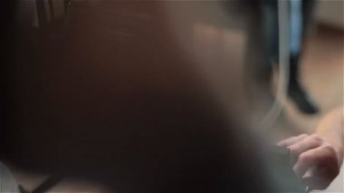 Video kamera çekim için hazırlanıyor. Kırmızı kameranın lens değiştirme. Yakın çekim