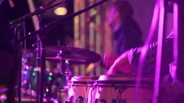 Müzisyen elleri ile perküsyon davul çalma. Yakın çekim