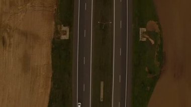 4 k hava manzara - Polonya karayolu üzerinde uçuş. Araçlar günlük trafik - araba her iki yönde hareket ediyor - görüntülemek yukarıdan