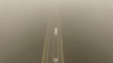 4 k hava manzara - uçuş ileri hareketli karayolu taşıtlarının gösterilen puslu sabah köprüsü üzerinde