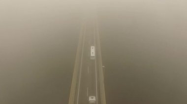 4 k hava manzara - uçuş ileri hareketli karayolu taşıtlarının gösterilen puslu sabah köprüsü üzerinde