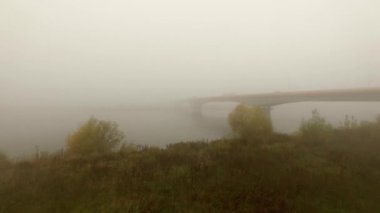 4k yolu Köprüsü ve her iki araç gösterilen puslu sabah nehir banka uçuş