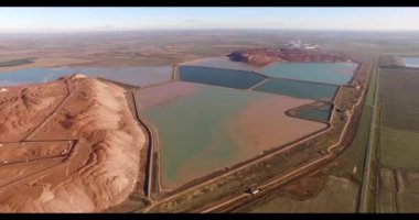 renkli su havzaları üzerinde uçan 4 k alansal manzara -. Beyaz Rusya şehirde Soligorsk yakınında yer alan, büyük yapay dağlar atık yeraltı madenleri potas tuz çıkarma sonra sol tarafından oluşturulur