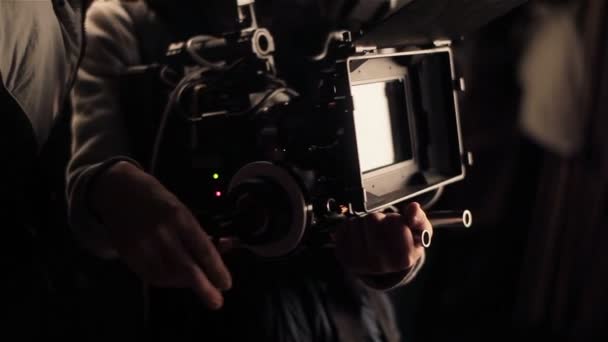 Cameraman aanpassen camera voordat het filmen. Fotograferen met rode camera. Close-up — Stockvideo