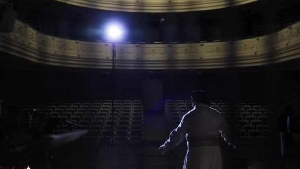 Vista trasera de un actor en el escenario — Vídeo de stock