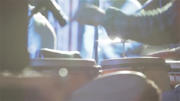 Percussionista tocando bongo com as mãos. Close-up — Vídeo de Stock