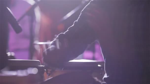 Baterista a tocar percussão. Panela vertical. Close-up — Vídeo de Stock