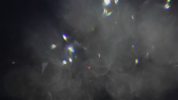 Weiße und Regenbogenlichter auf Blasen auf schwarzem Hintergrund — Stockvideo