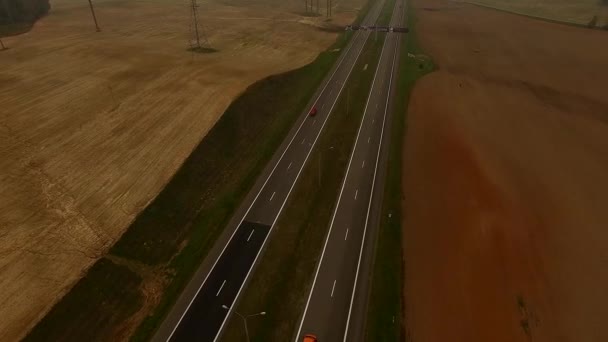 4k Luftaufnahme - Flug über die Autobahn in einer Landschaft. Straßenverkehr täglich - Autos bewegen sich in beide Richtungen - Blick von oben — Stockvideo