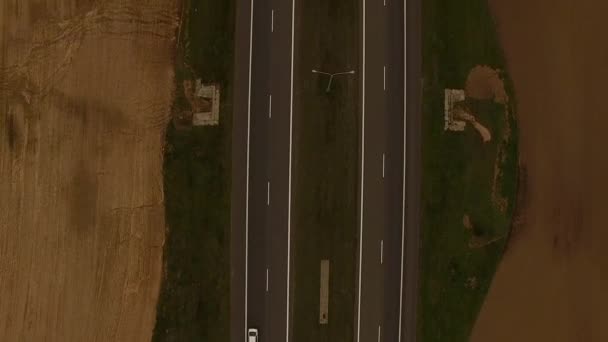 4 k letecký pohled - přeletu dálnice v Polsku. Silniční vozidla denní provoz - auta se pohybují v obou směrech - pohled shora