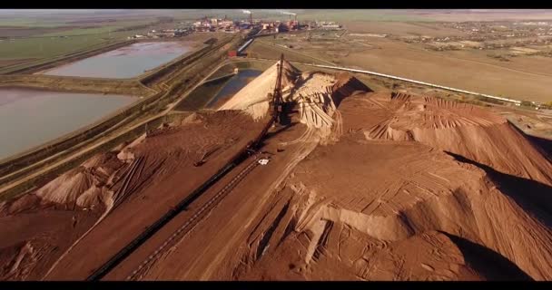 4k Flächenaufnahme, die zeigt, wie die Arbeit über den Kali-Minen organisiert ist. In der Nähe der Stadt Soligorsk in Weißrussland bilden sich riesige künstliche Berge aus Abfällen, die nach der Kalisalzgewinnung aus unterirdischen Bergwerken zurückgelassen werden — Stockvideo