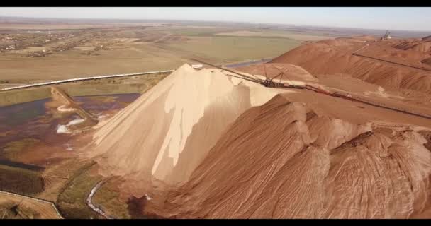 Plan régional 4k montrant comment le travail au-dessus des mines de potasse est organisé. Situé près de la ville de Soligorsk en Biélorussie, d'énormes montagnes artificielles sont formées par les déchets laissés après l'extraction de sel de potasse des mines souterraines — Video