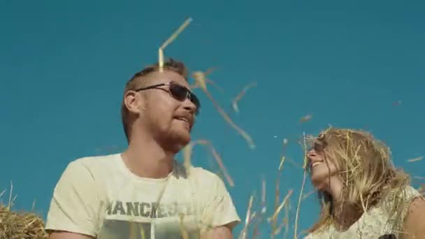 Pasangan muda yang bahagia bersenang-senang di bidang musim panas — Stok Video