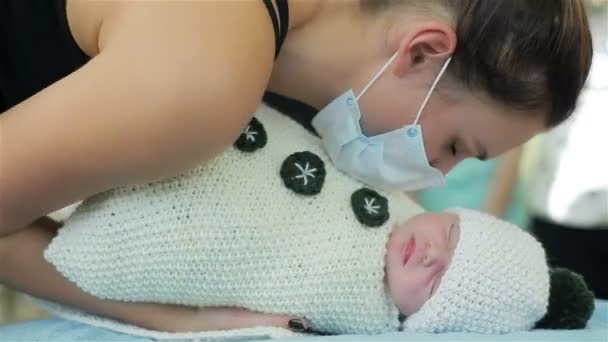 Bebê recém-nascido é preparado para sessão de fotos — Vídeo de Stock