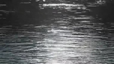 Bir nehir suları yüzeyi güneş ışığı yansıması. Yakın çekim