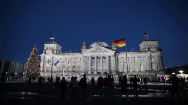 BERLÍN, ALEMANIA - 27 DE DICIEMBRE DE 2012: Turistas caminando y observando el edificio del Reichstag - edificio histórico en Berlín, Alemania, construido para albergar la Dieta Imperial del Imperio Alemán y uno de los lugares turísticos más populares de Europa Occidental — Vídeo de stock