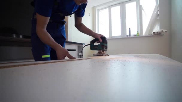 Worker cutting the peace of wood. Medium shot — Stock Video