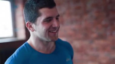 İki erkek sporcular ellerini sallayarak birbirlerini tebrik. Yakın çekim