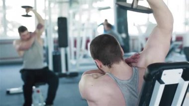 Aynanın önünde halter genç vücut geliştirmeci