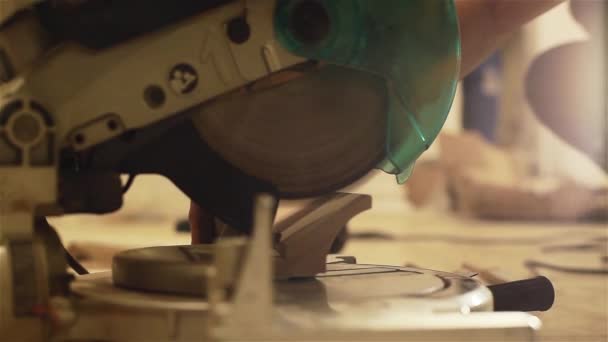 Corte de um detalhe de madeira com um moedor de ângulo. Close-up — Vídeo de Stock