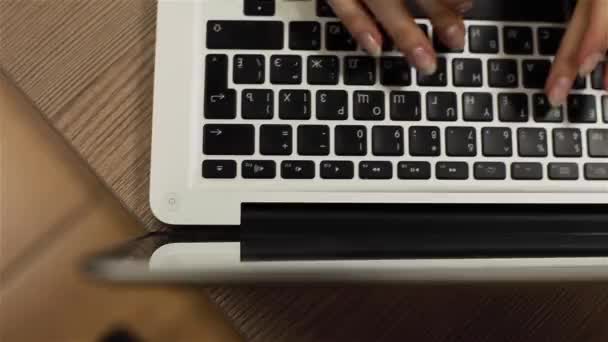 Vista superior de la mujer dedos escribiendo carta de correo electrónico en el teclado del ordenador portátil. Primer plano — Vídeo de stock