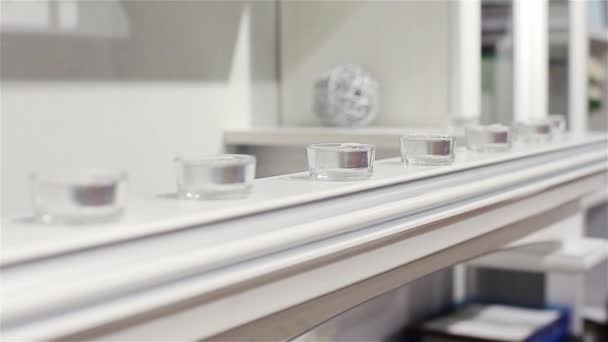Velas blancas en un estante. Diseño del hogar. 2 tomas panorámicas - tiro largo y primer plano — Vídeos de Stock