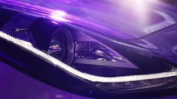 Lampu depan supercar di lampu neon. Jaguar — Stok Video