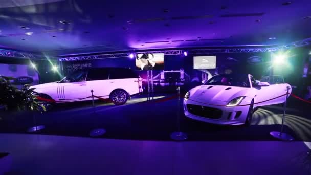 MOSCOU, RUSSIE - 21 MAI 2012 : Présentation de Supercar au salon automobile Jaguar aux néons — Video