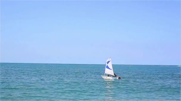 Etretat, Fransa - 28 Haziran 2013: Bir yalnız yelkenli Akdeniz sularında Yüzme tekne — Stok video