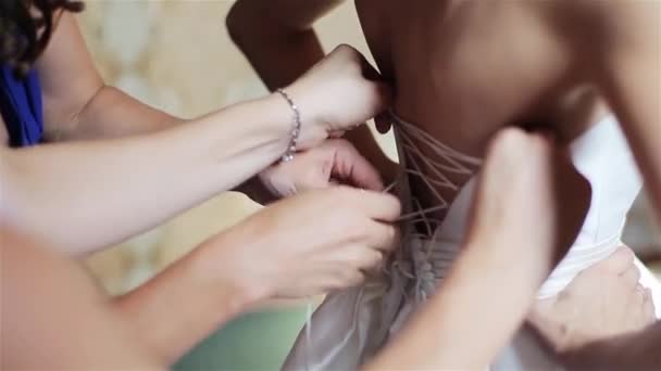 Lacing up tightly the corset of a wedding dress. Close-up — Stock Video