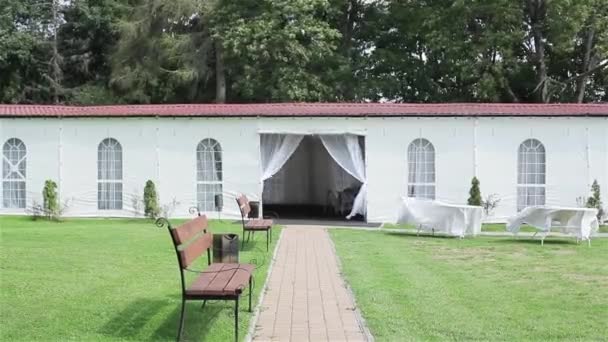 Summer tent restaurant. White marquee ready for outdoor wedding reception banquet — Stock Video