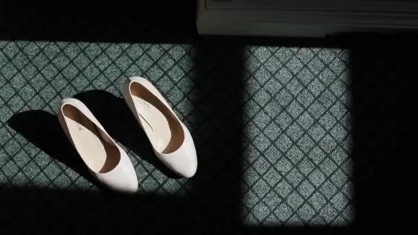 Красивые бежевые туфли, стоящие на ковре. Крупный план — стоковое видео