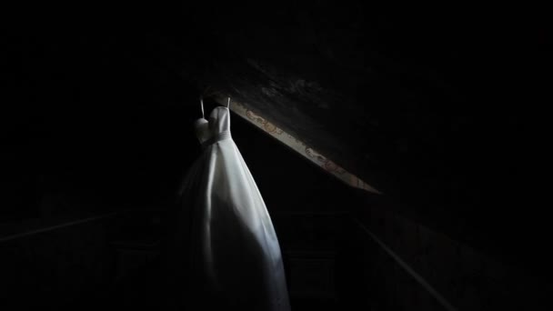 Un blanco vestido de novia en el cuarto oscuro. Dos tiros — Vídeos ... Un blanco vestido de novia en el cuarto oscuro. Dos tiros — Vídeos ...