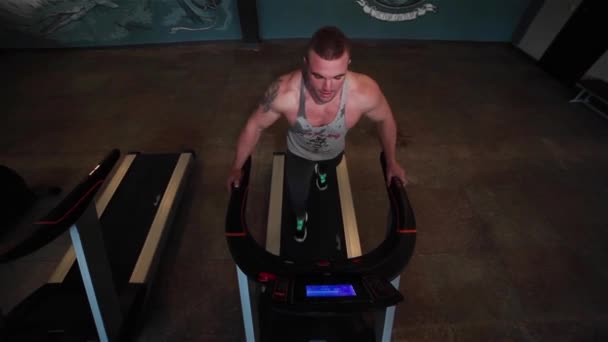 Erkek atlet spor salonunda koşu bandı üzerinde çalışan — Stok video