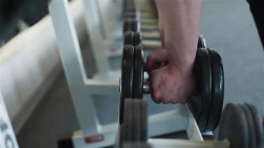 Metal barbell durak üzerinde sabit kullanarak. Yakın çekim