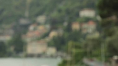 Como Gölü'nün tarafından küçük bir İtalyan kasabasında büyüleyici manzarası. Uzak ihtimal