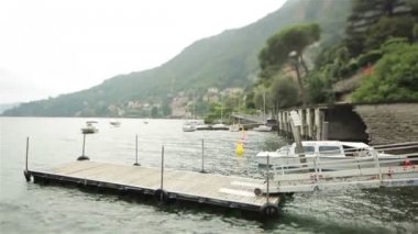 Küçük ahşap iskele göl kenarında. Como Gölü, İtalya
