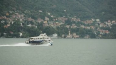 Bir koyda sularda yelken büyük lüks yat. İtalya