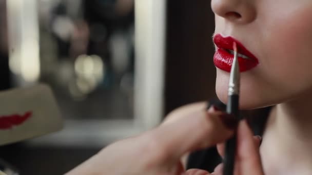 Maquillador profesional aplicando brillo rojo. Primer plano — Vídeos de Stock