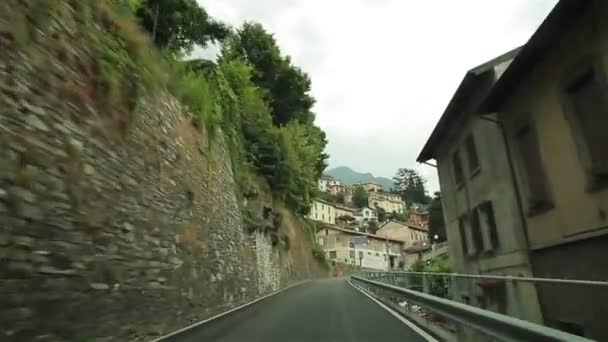 A conduzir um carro numa estrada estreita. Itália. VPO — Vídeo de Stock