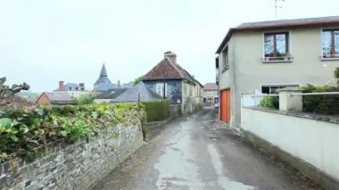 Küçük bir Avrupa kasaba sokak. Fransa. Flycam