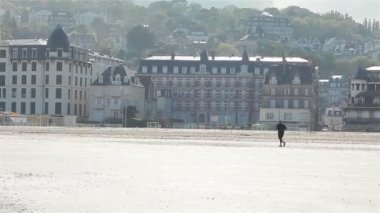 Trouville, Fransa, Avrupa'nın sahilde koşu adam